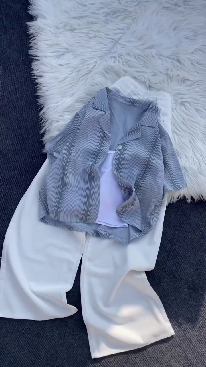 Effortlessly Chic: Striped Short-Sleeve Shirt with White Wide-Leg Trousers – Classic Style Meets Modern Comfort