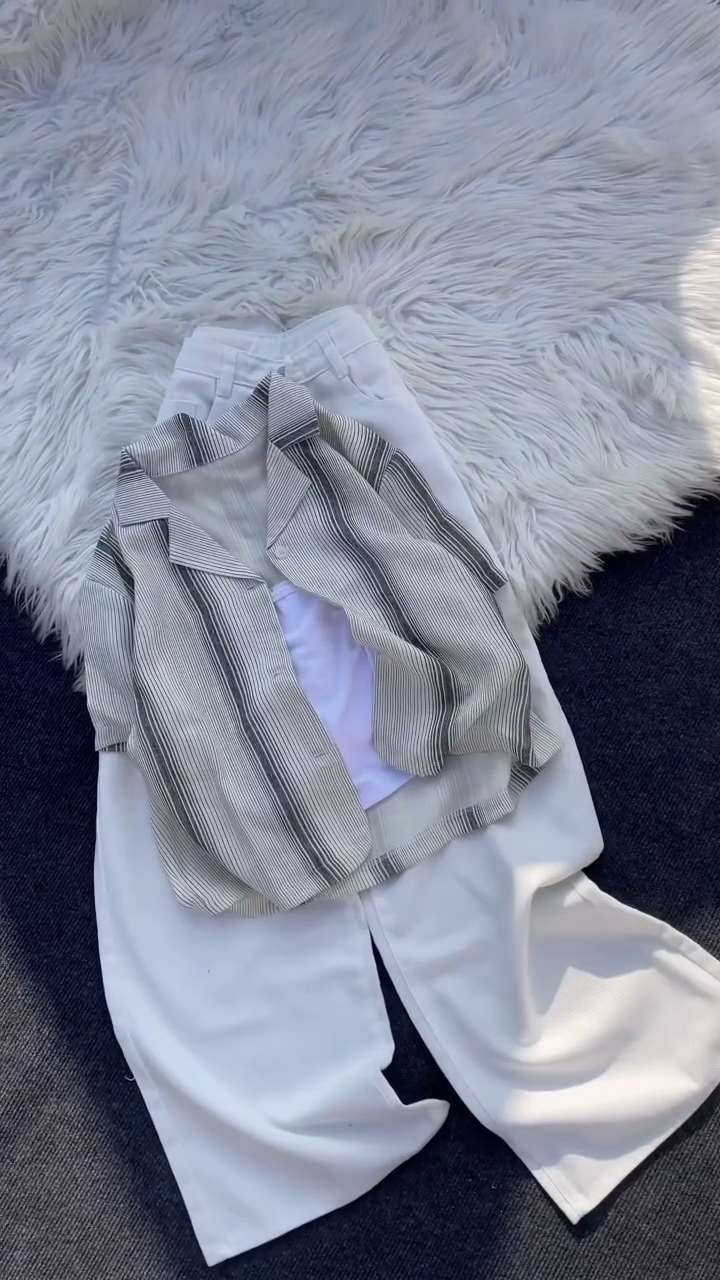 Effortlessly Chic: Striped Short-Sleeve Shirt with White Wide-Leg Trousers – Classic Style Meets Modern Comfort