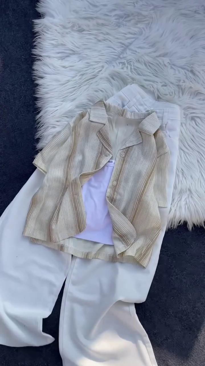 Effortlessly Chic: Striped Short-Sleeve Shirt with White Wide-Leg Trousers – Classic Style Meets Modern Comfort