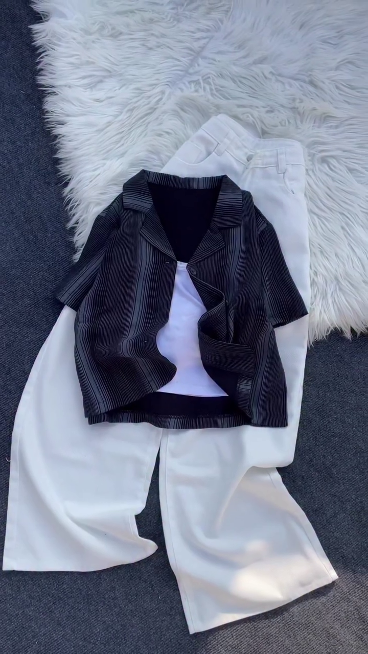 Effortlessly Chic: Striped Short-Sleeve Shirt with White Wide-Leg Trousers – Classic Style Meets Modern Comfort