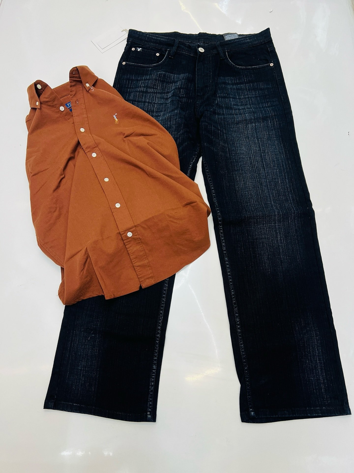 Effortless Smart-Casual: Light Grey Oxford Shirt with Dark Wash Jeans