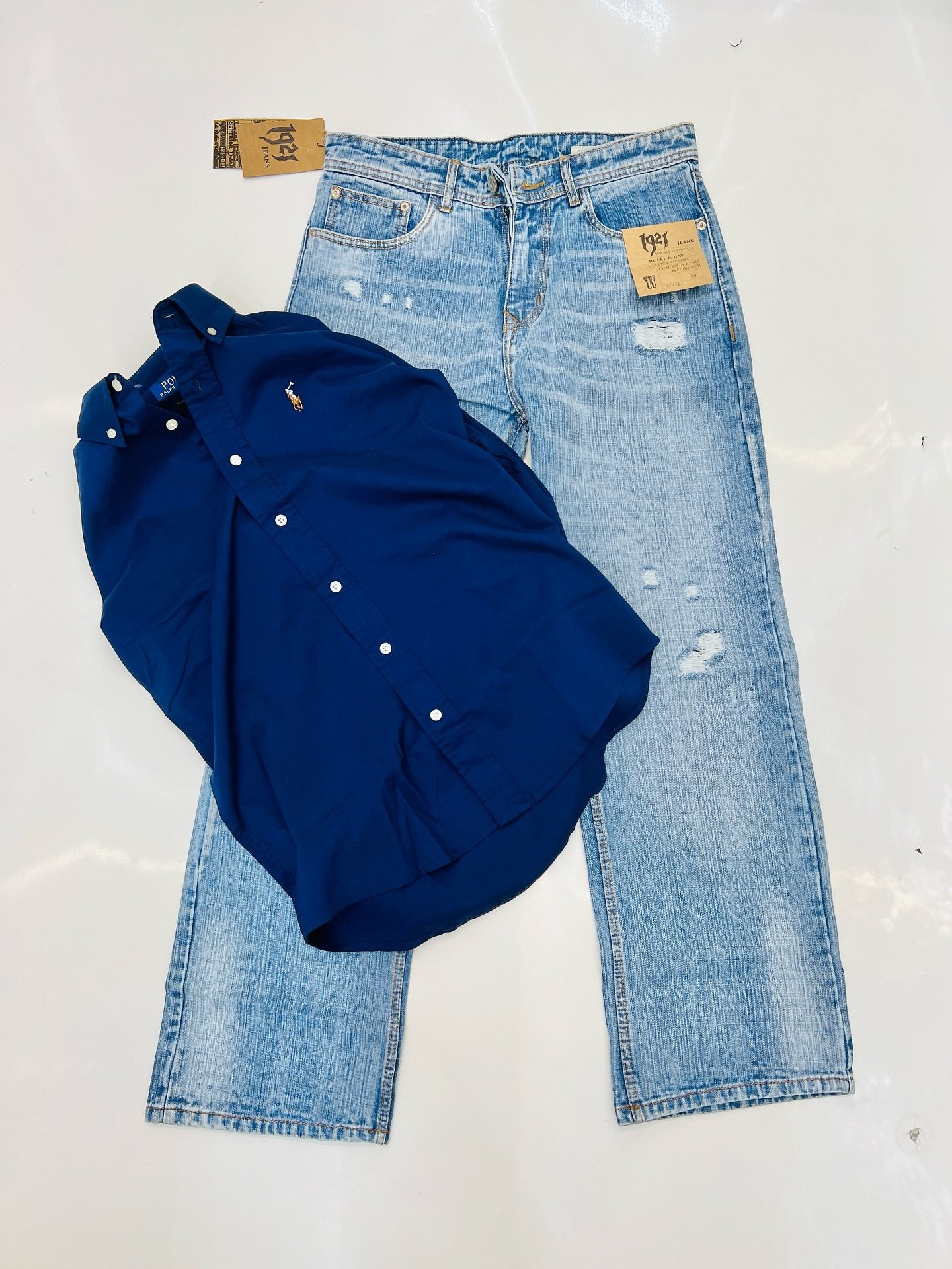 Effortless Smart-Casual: Light Grey Oxford Shirt with Dark Wash Jeans