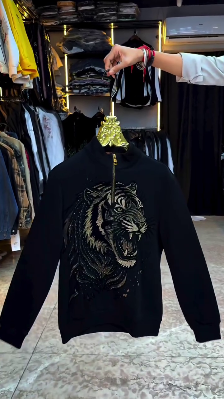 Make a Bold Statement with This Striking Eagle Print Full-Zip Sweatshirt